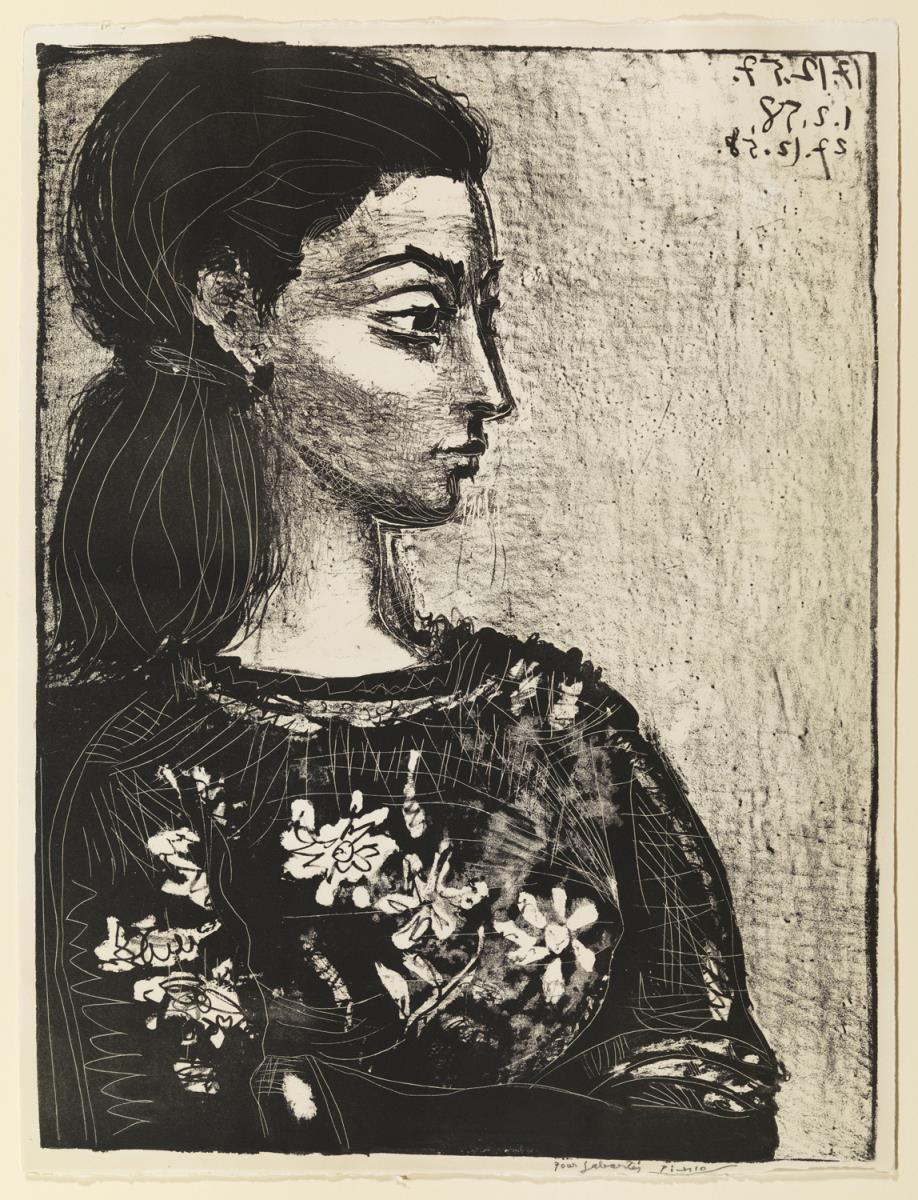 Mujer con blusa de flores