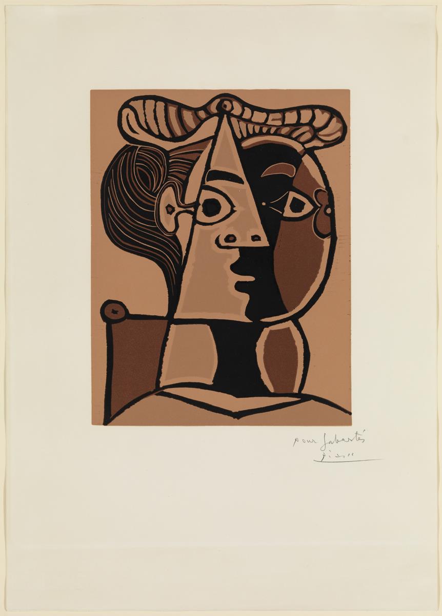 Mujer sentada con moño