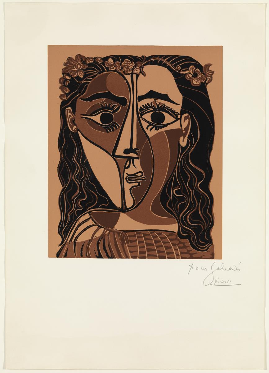 Pequeña cabeza de mujer coronada de flores