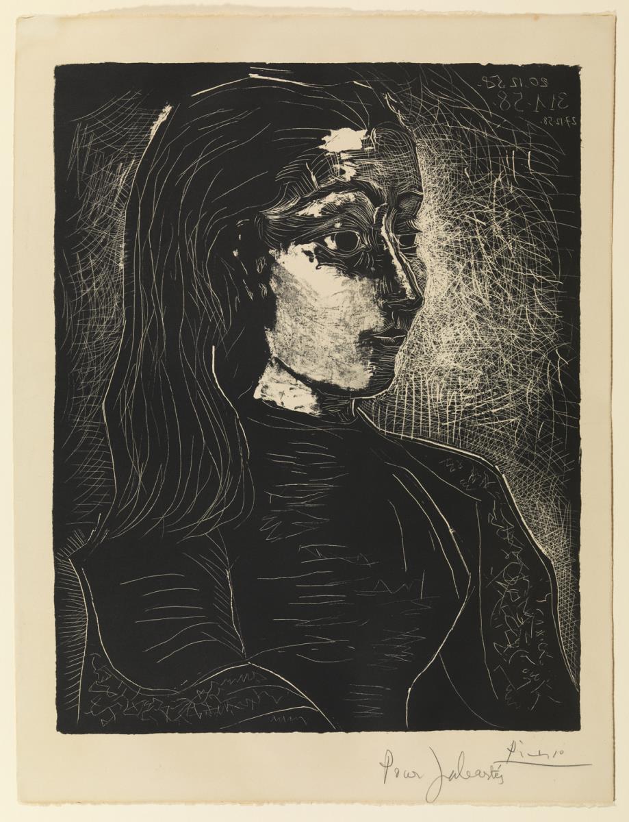 Jacqueline de perfil mirando hacia la derecha