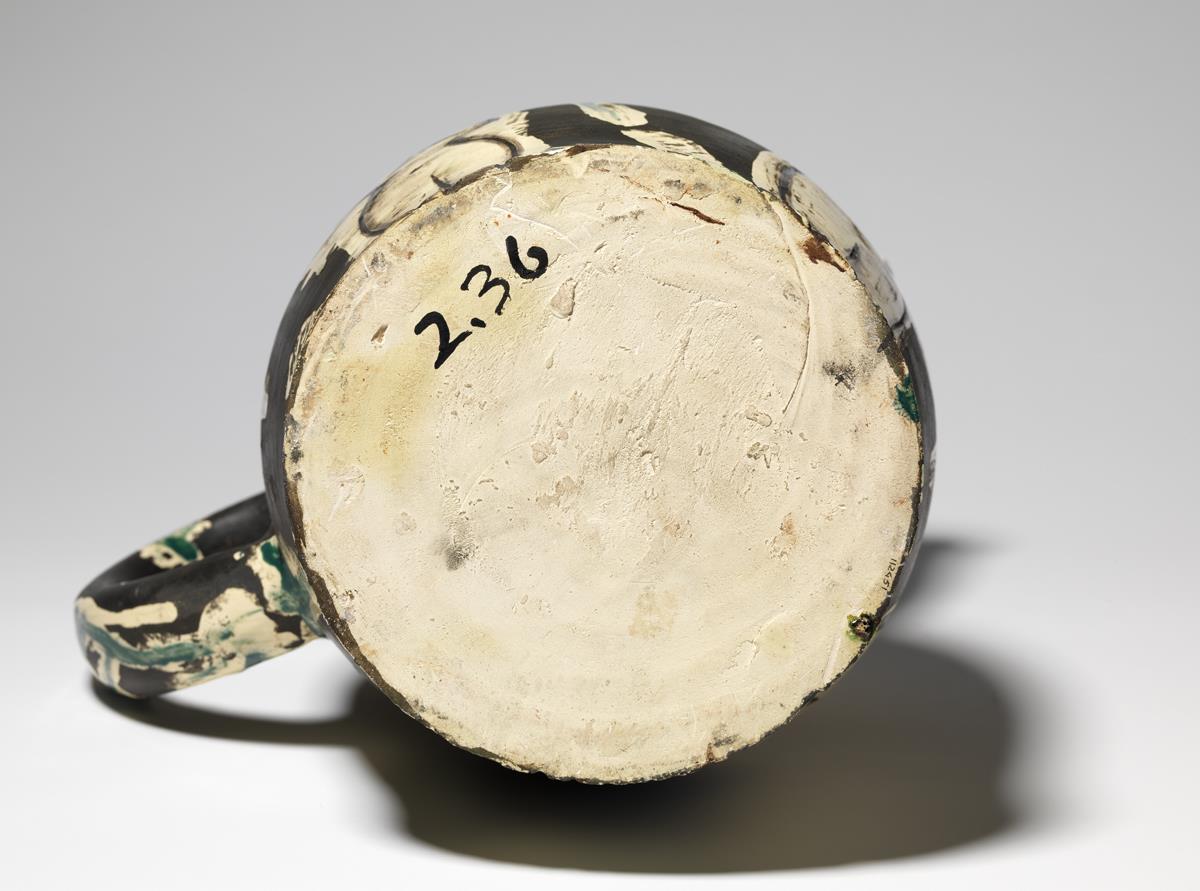 Tres nus sobre fons fosc