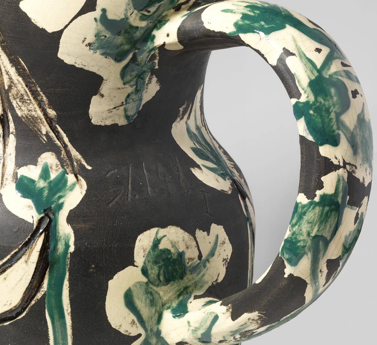 Tres nus sobre fons fosc