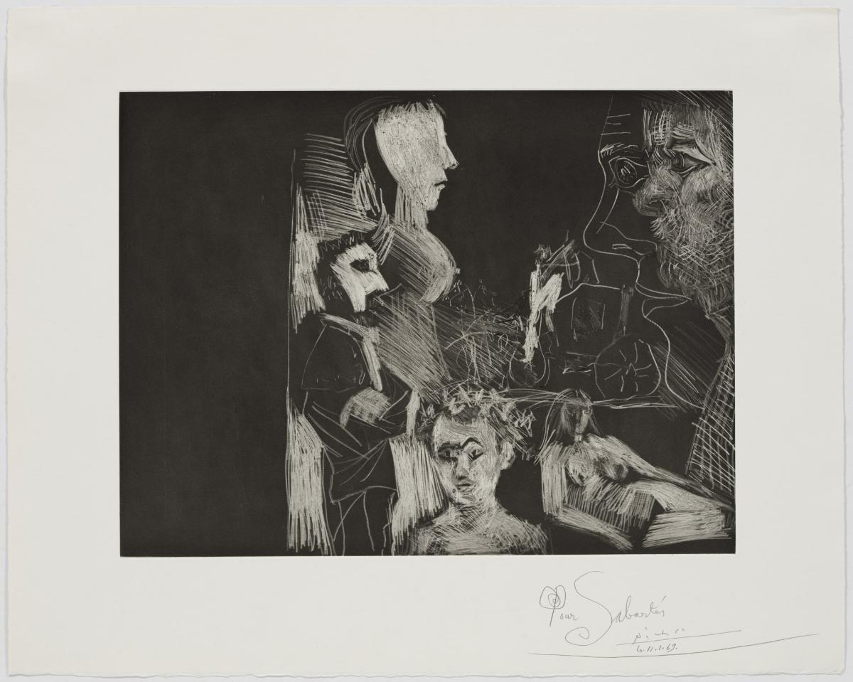 Pareja joven, pareja mayor y espectador, con una carroza al fondo