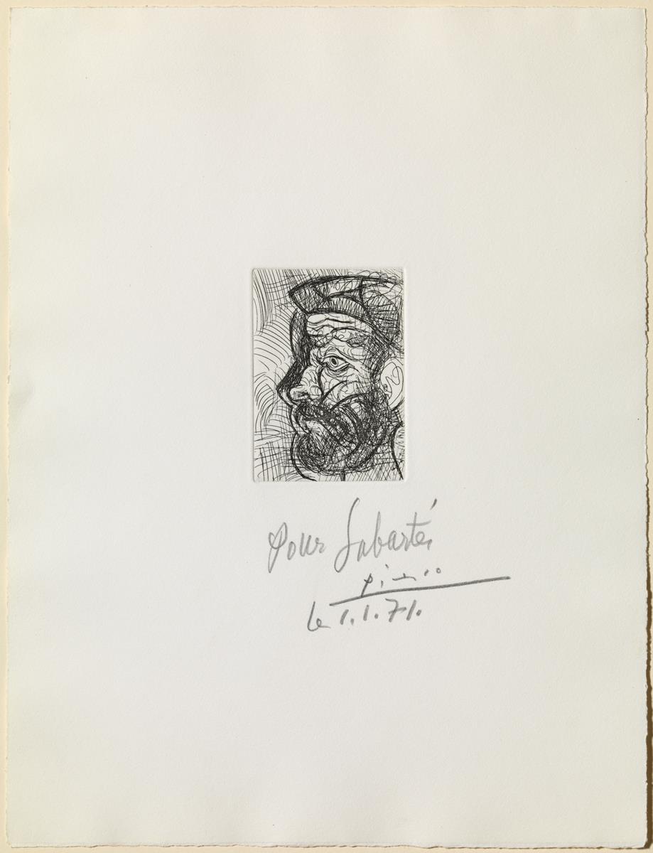 Hombre con barba de perfil