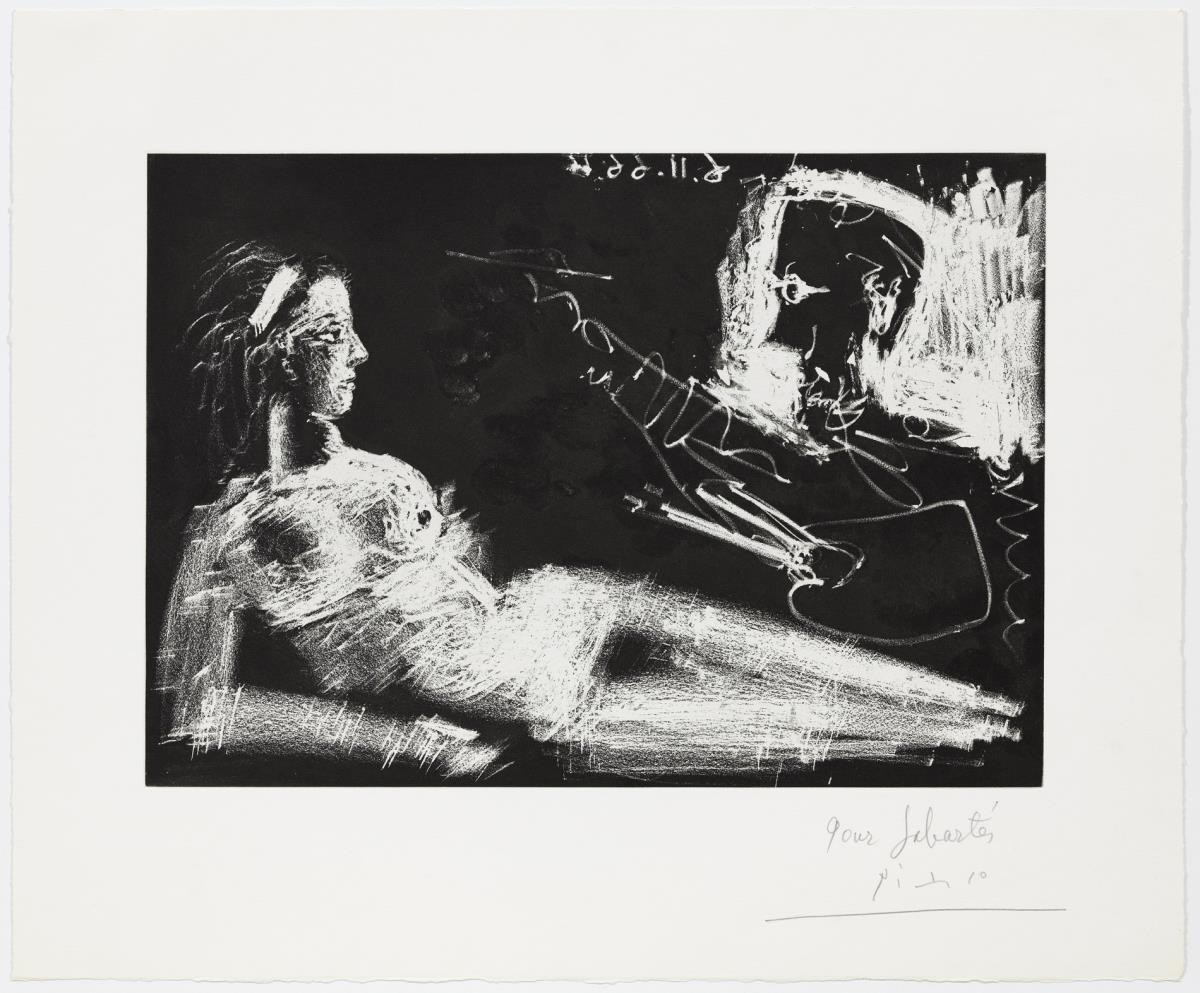 Pintor y modelo con cinta en la cabeza