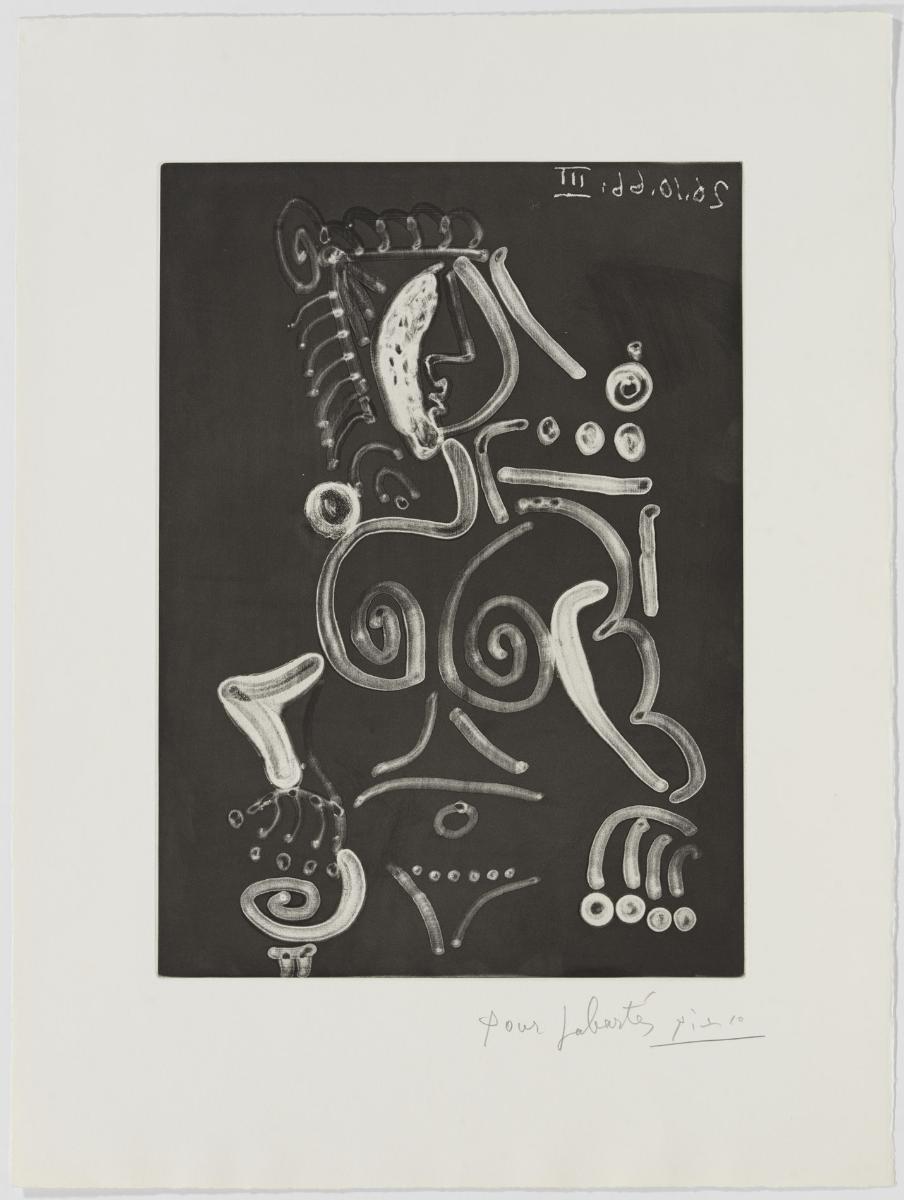 Mujer desnuda sentada en una butaca