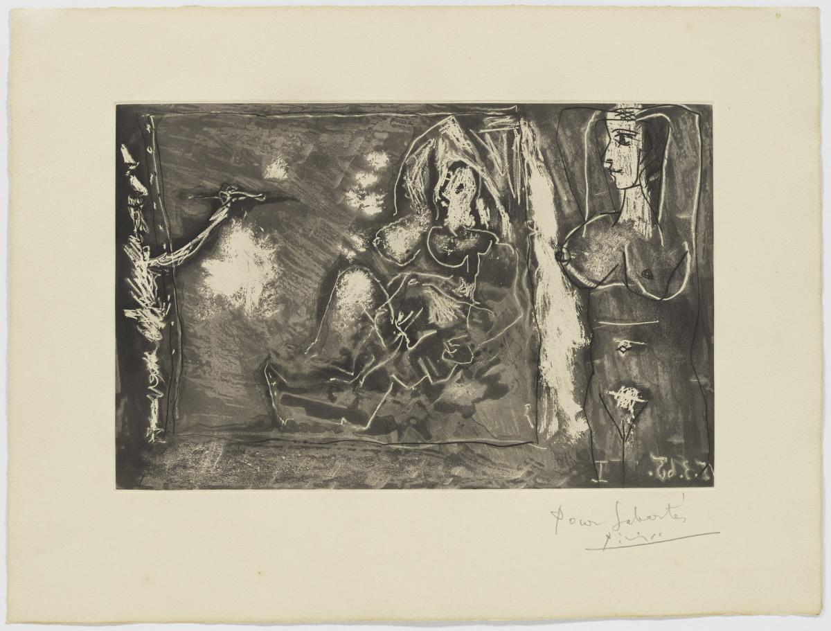 Pintor trabajando en una tela grande y modelo de pie