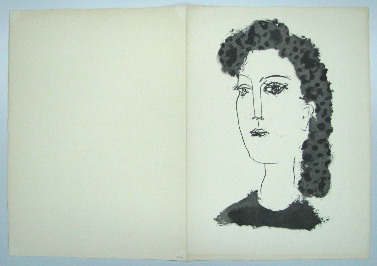 Dona de cabells negres, de tres quarts