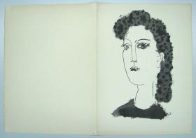 Mujer de cabello negro, de tres cuartos