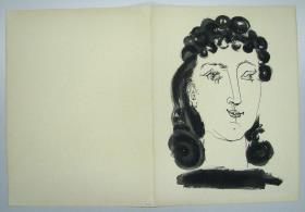 Mujer con el cabello rizado