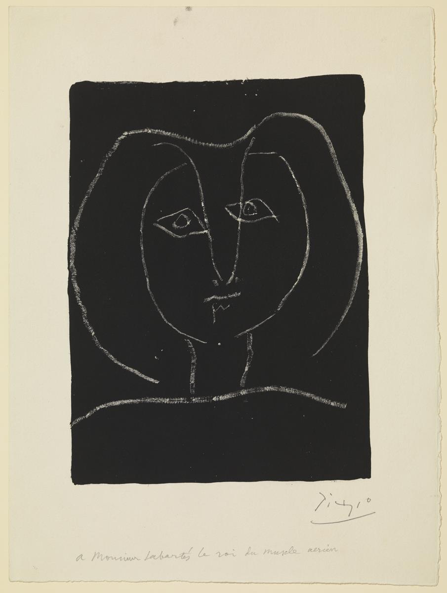 Cap estilitzat de dona sobre fons negre