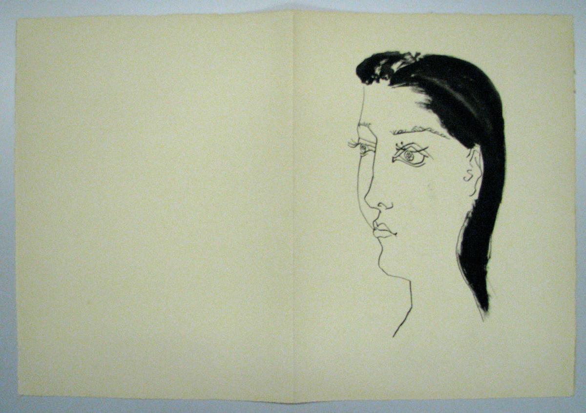 Mujer de cabello negro liso