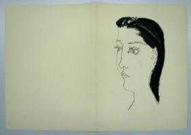 Mujer de cabello negro liso