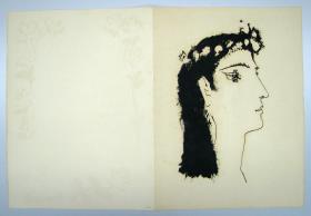 Dona coronada de flors, de perfil