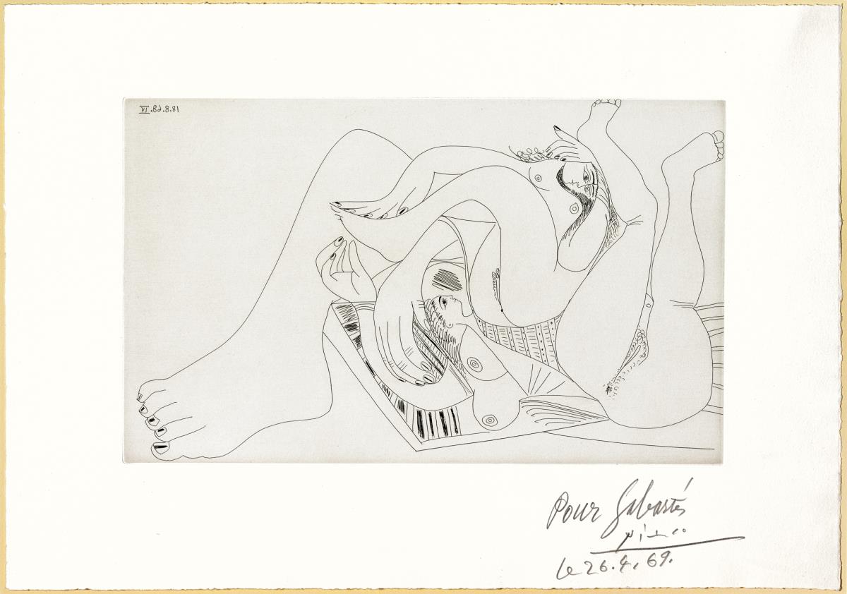 Dos mujeres retozando en una colchoneta de playa