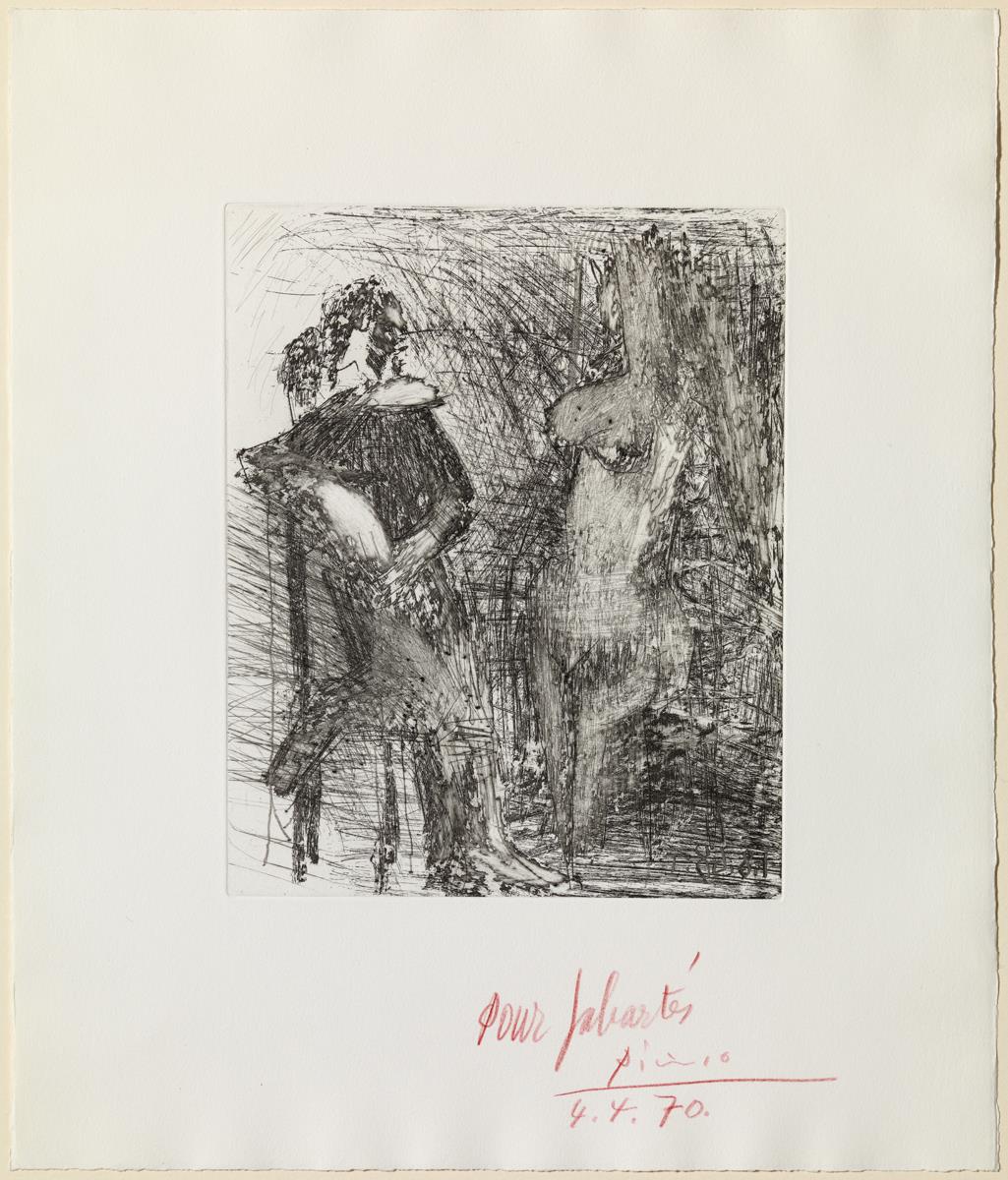 Hombre apoyado y medio arrodillado en una silla delante de una mujer (o pensando en ella)