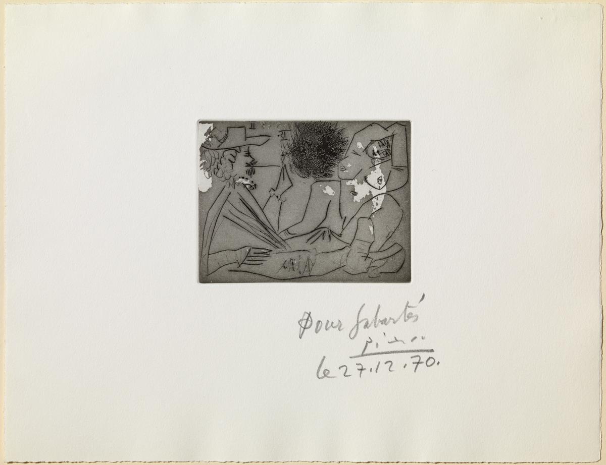 Mosquetero lanzando una vaharada de humo de pipa a la cara de una joven