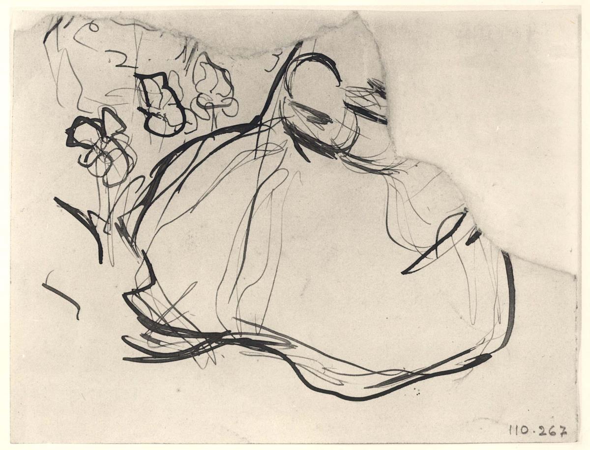 Dona asseguda en un jardí