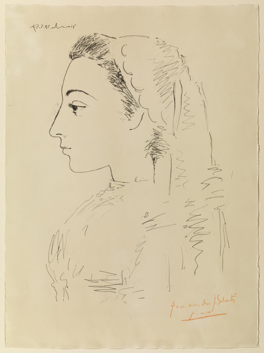 Jacqueline de perfil