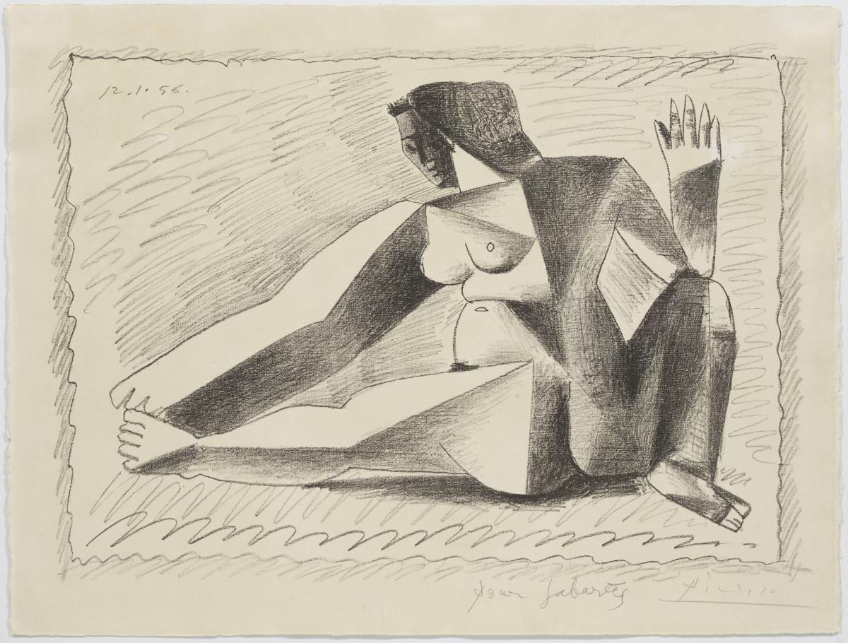 Mujer en cuclillas con el brazo levantado