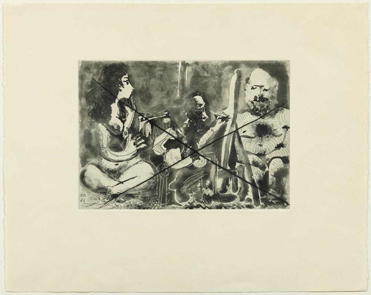 Pintor trabajando con modelo barbudo y espectadora sentada con las piernas cruzadas