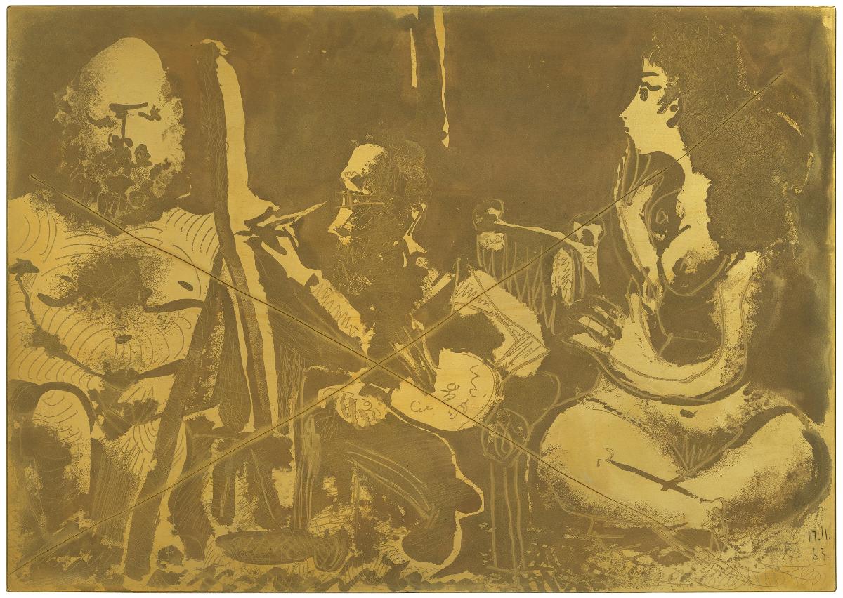 Pintor trabajando con modelo barbudo y espectadora sentada con las piernas cruzadas