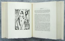 Parella i jove lacai entre cortinatges