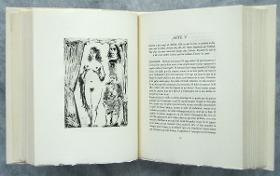 Parella i jove lacai entre cortinatges