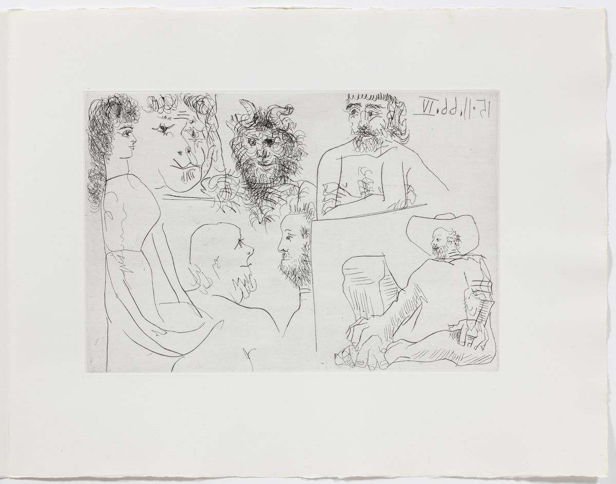 Dona, faune i homes barbuts mirant uns quadres