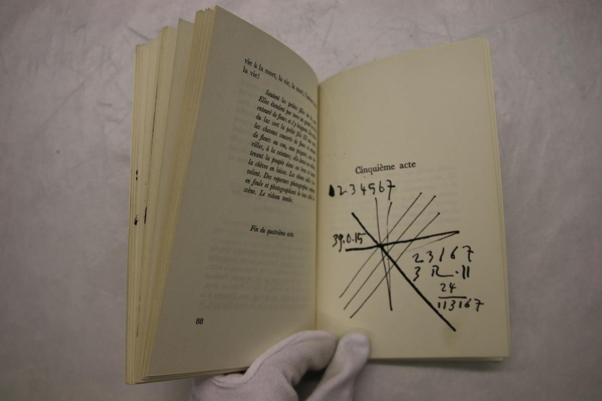 Anotaciones manuscritas y rayas