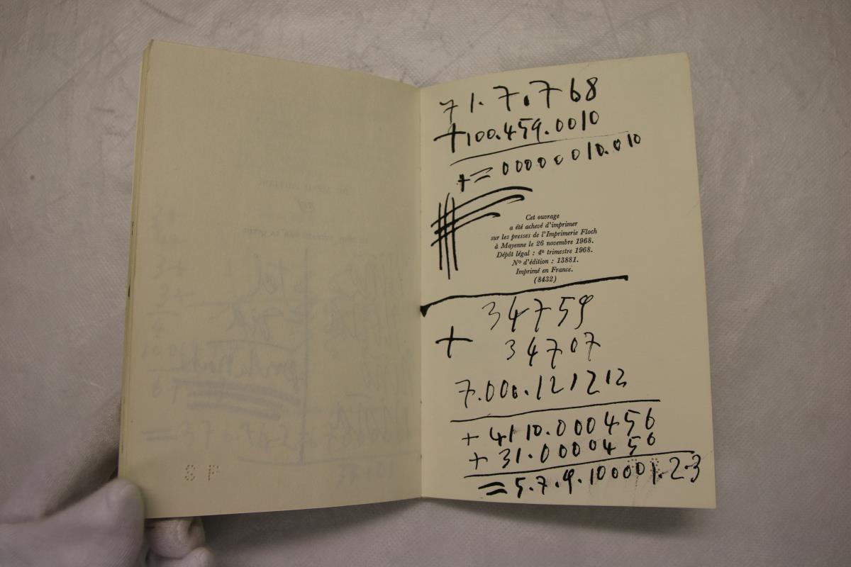 Anotaciones manuscritas y rayas
