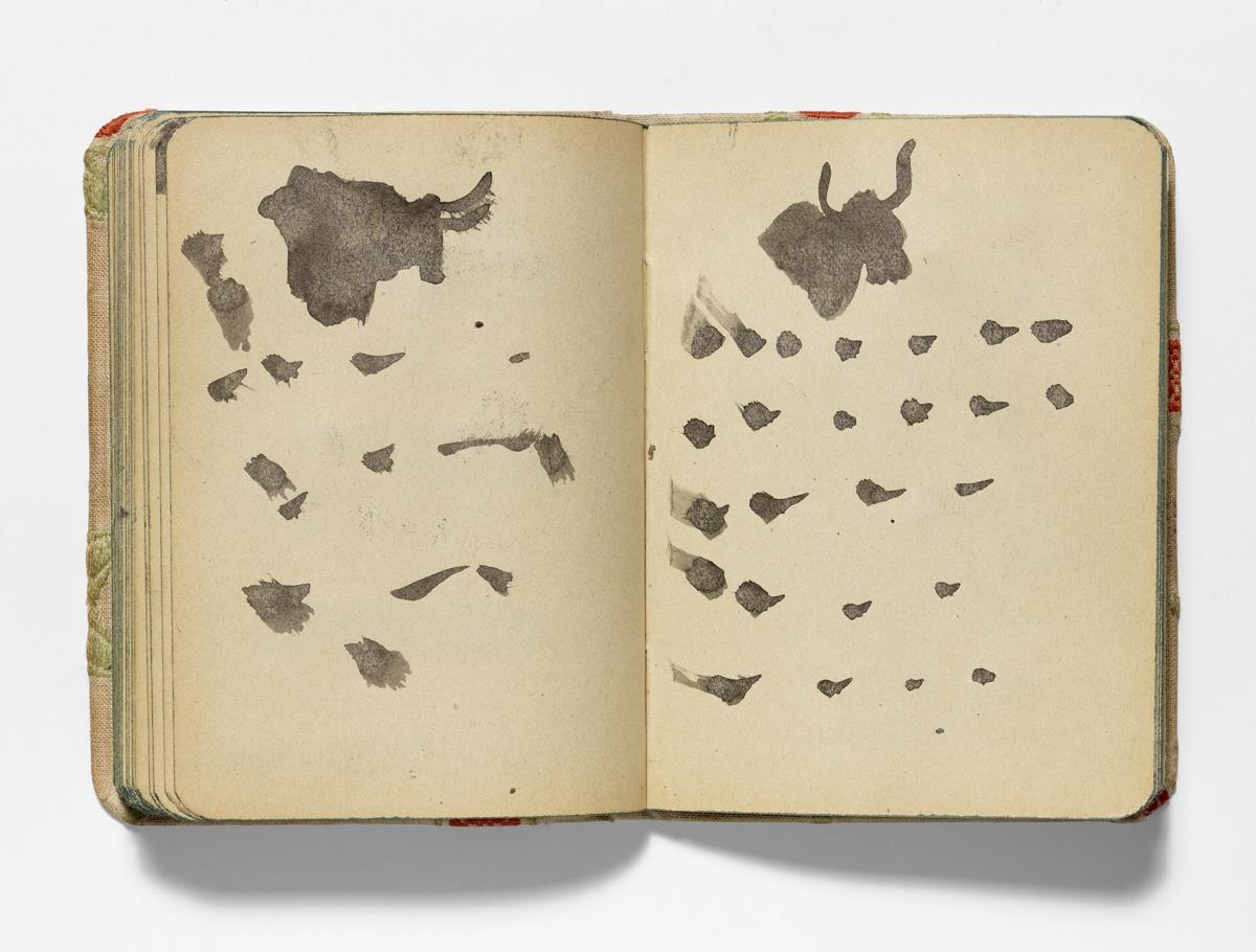 Torso de toros y puntos como simulacro de escritura